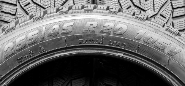 Numeri e lettere sul fianco di una tipologia di pneumatico auto.